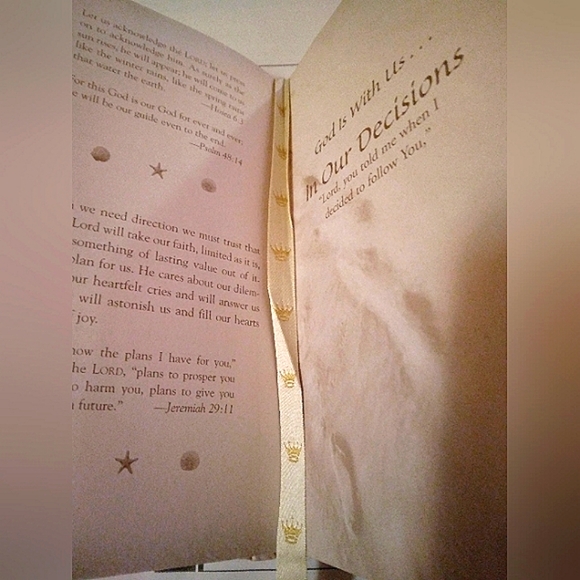 FREE with PURCHASE Hallmark Footprints Scripture with Reflections Book - Picture 9 of 13